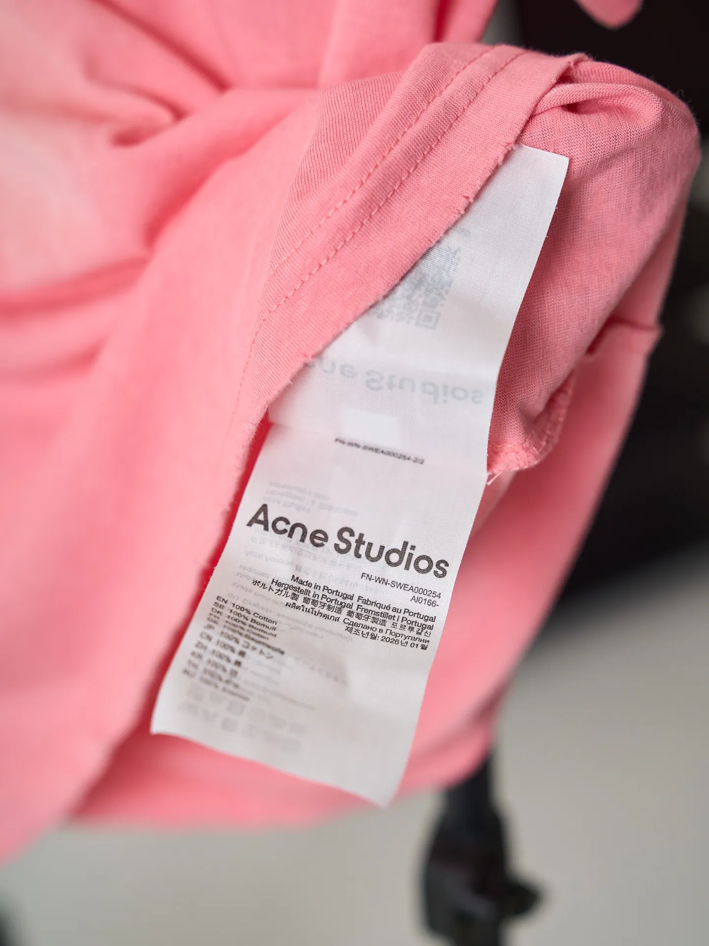 [Realistic hanging auction] Acne Studios spray-painted distressed logo short-sleeves (women's style) [In Stock] S M L custom cloud velvet ski-like cotton, smooth drape, delicate and breathable. The soft peach powder is used as the base of the body and slowly spreads, and the retro letter print quietly falls on the body, giving it a relaxed and lazy Korean atmosphere. The Acne Studios logo graphic embellishes the chest, highlighting the brand's appeal. The frayed cuffs and hem add a casual street vibe. The short, slightly slimmed fit outlines the waistline just right, welding looseness and delicateness to the body, making Versatile effortlessly elegant. 1 Glue printing uses glue liquid paint to print patterns on fabrics, and bakes the fabric to fix the printed patterns. 2. Gradient distressed spray paint. By spraying dyes of different colors on the surface of the fabric, the clothes can show rich color changes under different lights and increase the visual layering. 3. Positioning and wear-and-tear. Many places on the garment body are regularly positioned and worn manually. Manual brush marks are added to add texture and depth to the surface of the clothing to imitate the texture of natural wear and tear. 2. Enzyme washing treatment: The fabrics have been fermented and washed to give them a better feel and texture. They are not easy to deform, shrink or fade. They maintain long-term beauty and fit.